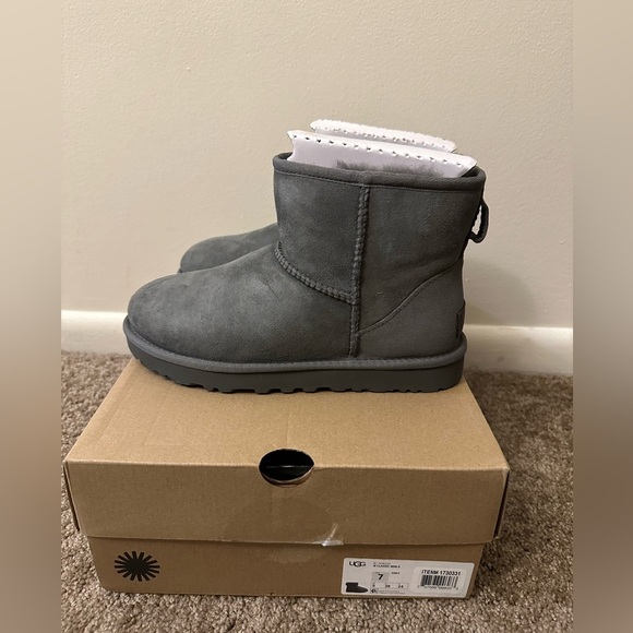 UGG Ultra Classic Mini‎ ll - Picture 1 of 8